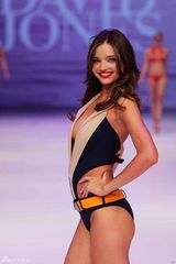 组图：奥兰多娇妻米兰达-可儿性感走秀妩媚多姿