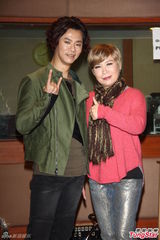 组图：黄小琥探班杨培安个唱排练送手机打气