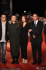 组图：赵薇携《致青春》亮相 黑衣红唇成熟妩媚