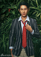 组图：何明翰杂志封面大片大玩贵族绅士风