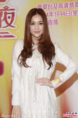 组图：谢安琪纯白短裙秀裸背 缺席谢TVB体谅