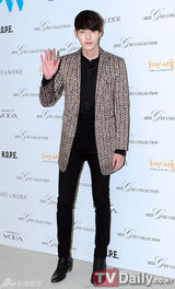 组图：车艺莲嘉熙薄纱装亮相 金宇彬西装展个性