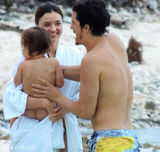 超模可儿携夫抱子海边拥吻 布鲁姆现吻痕(图)