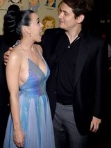 组图：水果姐闪亮长裙亮相 深V展优雅风情