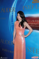 组图：郭晶晶橙色斜肩长裙造型闪亮