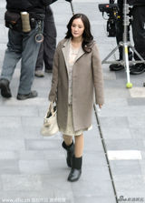 杨幂挺孕肚踩高跟鞋拍戏 助理跪地帮换鞋[6\/9]