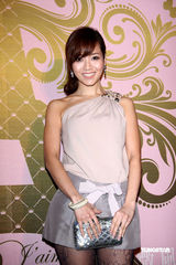 幻灯图：侯佩岑小洋装俏丽 白歆惠裙角飞扬