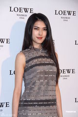 组图：贺军翔帅气亮相活动 Ella担心婚礼哭花妆