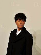 组图：陈坤潮范儿亮相香港 与赵薇相谈甚欢  