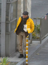 组图：任重何赛飞拍新剧 院外拉扯情绪激动