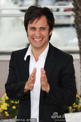 金摄影机奖评审团记者会 主席盖尔-加西亚帅气亮相