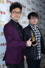 高清图：群星中歌榜后台亮相展示奖杯