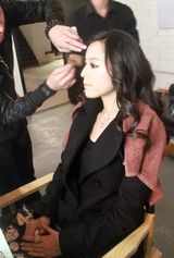 幻灯图：张静初拍金像奖宣传照 亲切受访态度随和