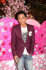 组图：吴卓羲出席新春活动计划买桃花增观众缘