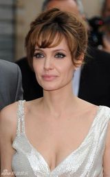 高清图：《特工绍特》巴黎首映 朱莉红毯吮手指