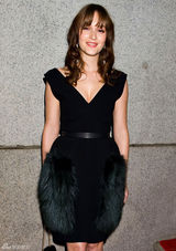 高清图：莉顿-梅斯特黑裙亮相纽约时装周晚宴