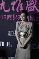 组图：秦岚亮相时装盛典 称优雅女性传递正能量