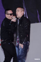 组图：黄立成黄立行兄弟档献唱 现场气氛热烈