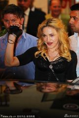 组图：麦当娜事业版图伸向罗马 亮相新店露金牙