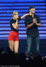 组图：斯威夫特回家乡开唱 与男歌手暧昧亲吻