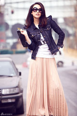 组图：张俪早春街拍照 心情大好对镜头做鬼脸