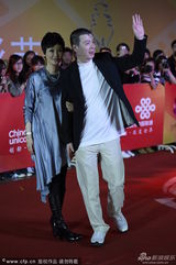 组图：冯小刚夫妻恩爱亮相 徐帆古典小鸟依人