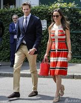 组图：凯特胞妹与男友看网球 举止亲密十指紧握