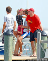 组图：泰勒-斯威夫特与小男友当众缠绵激吻