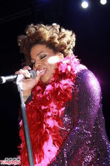 组图：格莱美歌手梅西葛雷香港开唱 紫裙闪耀