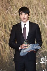 高清图：韩星金来沅秀爱新剧《千日的约定》记者会