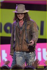 组图:儿童选择奖红毯  暮光女秀美腿钱妞变绅士