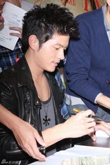 组图：宥胜签售新书 笑称被奶奶逼婚