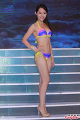 组图：港姐决赛前泳装亮相 上届冠军模拟戴后冠