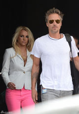 组图：布兰妮粉红紧身牛仔裤秀身材