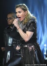 组图：麦当娜脱衣露底 与男伴当众调情