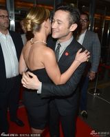 组图：《情圣囧色夫》首映 斯嘉丽露沟蜜笑