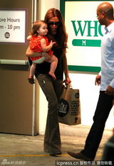 组图：辣妹抱女儿上街 小七露肉腿古灵精怪