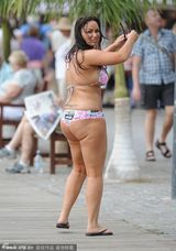 组图：巨乳女星比基尼肥肉外溢 水中摔倒似巨鲸