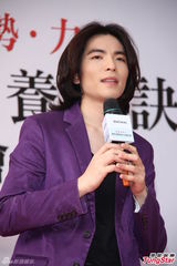 组图：萧敬腾帮擦保养品粉丝乐翻