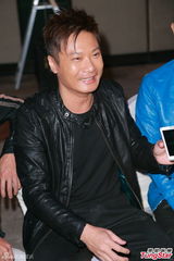 组图：古惑仔将登红馆开唱 陈小春感慨落泪