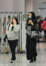 独家：林志玲回京穿着保守 双手紧握胸前