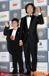 组图：韩星吴政世携小演员亮相釜山红毯比V卖萌