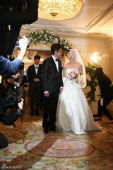 高清：罗嘉良与苏岩大婚 新娘感动落泪甜蜜亲吻