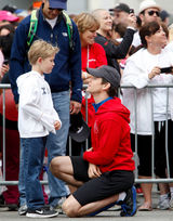 组图：“孔雀”波莫与男友结婚 两爸三娃超萌