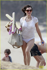 组图：米拉海边度假秀好身材 女儿埃弗娇俏可爱