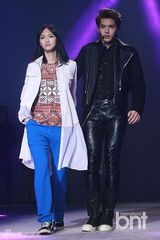 组图：EXO出席时装周开幕 携女模走秀帅气十足