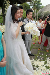 组图：杨幂刘恺威完婚 新娘现场洒泪新郎帮擦