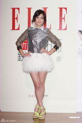 组图：Ella透露婚礼只请至亲好友 着天鹅裙洋溢幸福