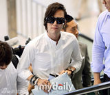组图：韩星张根硕赴日宣传 戴发夹着装个性