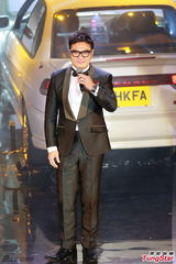 组图：钱嘉乐驾著白色私家车金像奖现场玩漂移